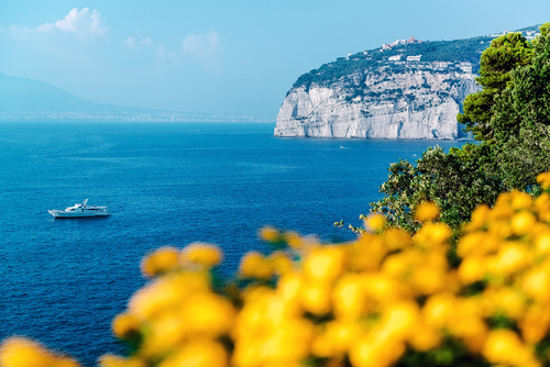 风景如画的 Piano di Sorrento，阿马尔菲海岸。 意大利