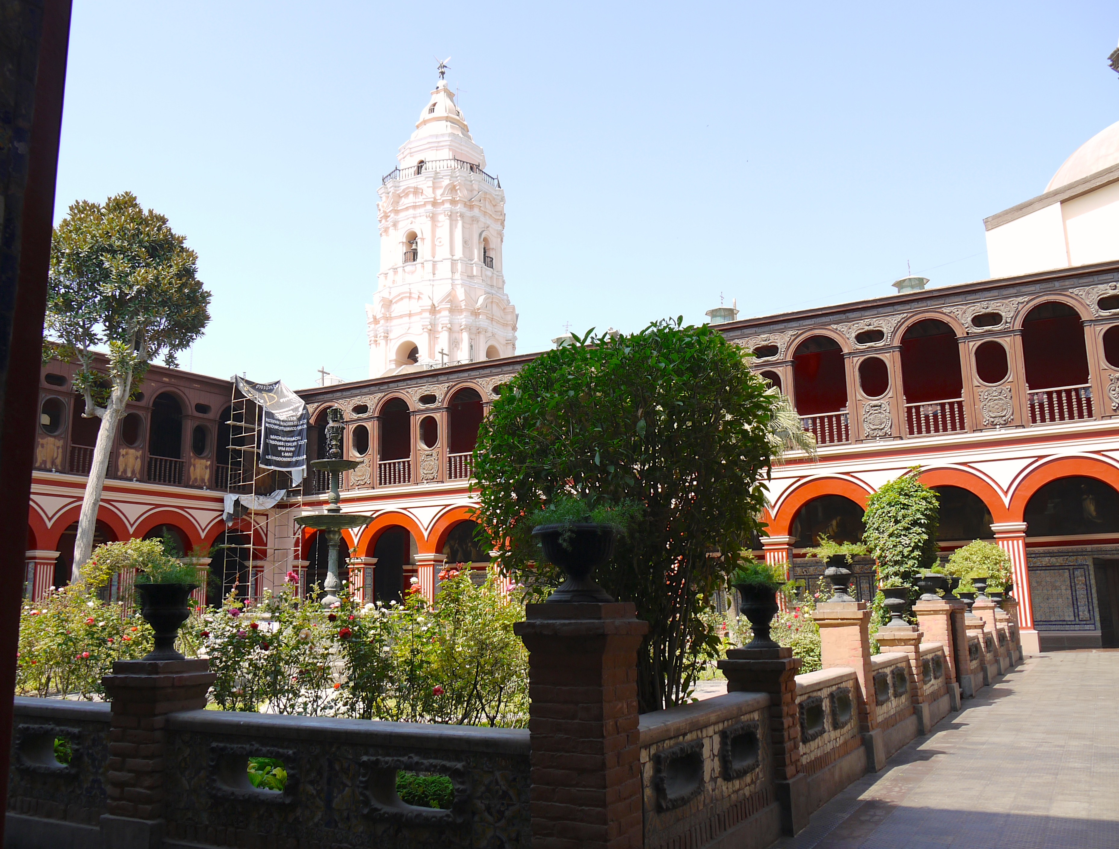 P1030080 Pérou, Lima, le grand cloître du convento Santo Domingo et le clocher de la basilica